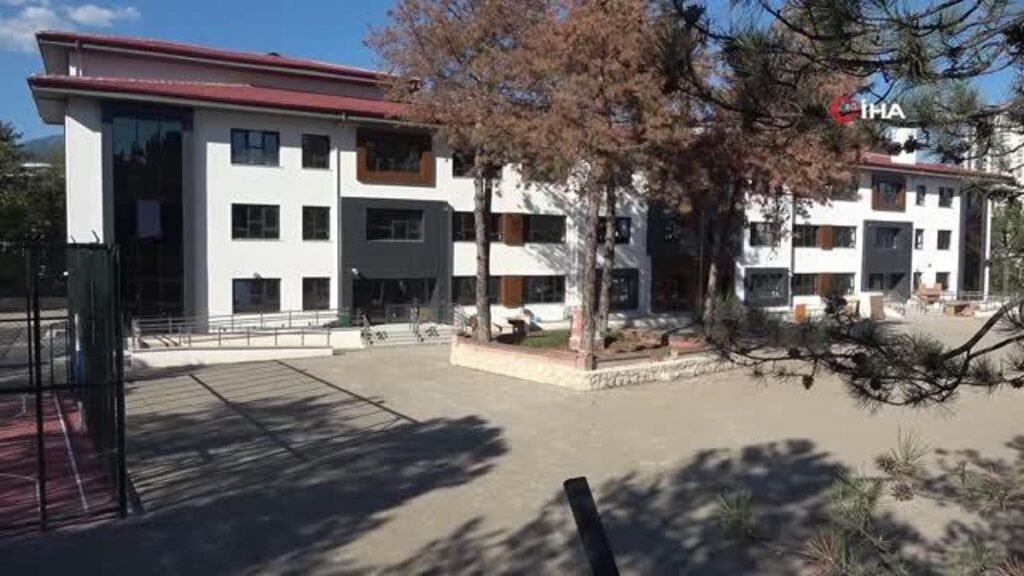 Karabük’te valilikten parasını alamayan müteahhit okulun kapılarını kilitledi