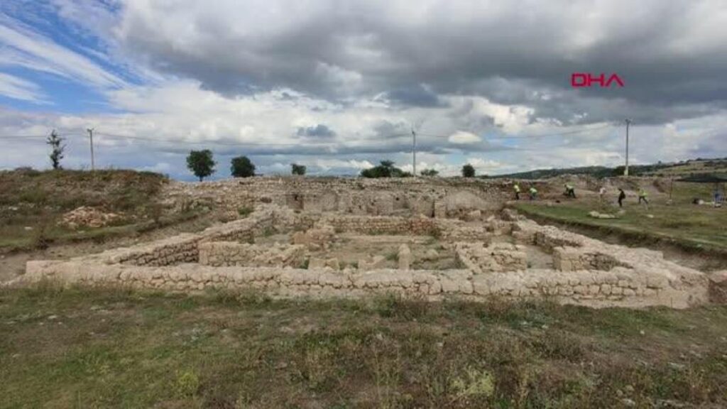 KARABÜK’TE ANTİK KENTTE SAĞLIK TANRISININ ADININ YAZILI OLDUĞU TAŞ BULUNDU