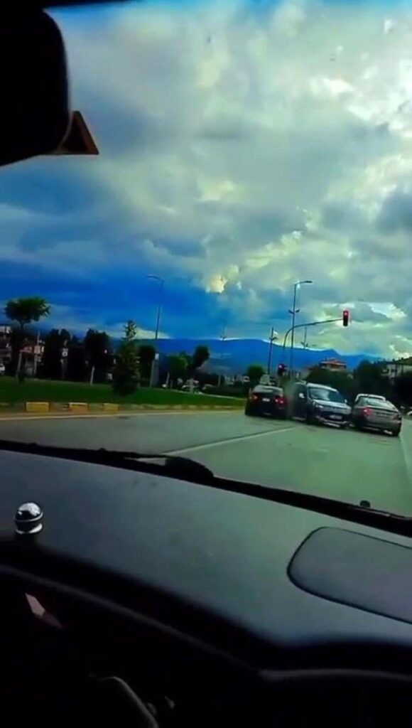 Kırmızı ışıkta bekleyen iki otomobile böyle çarptı