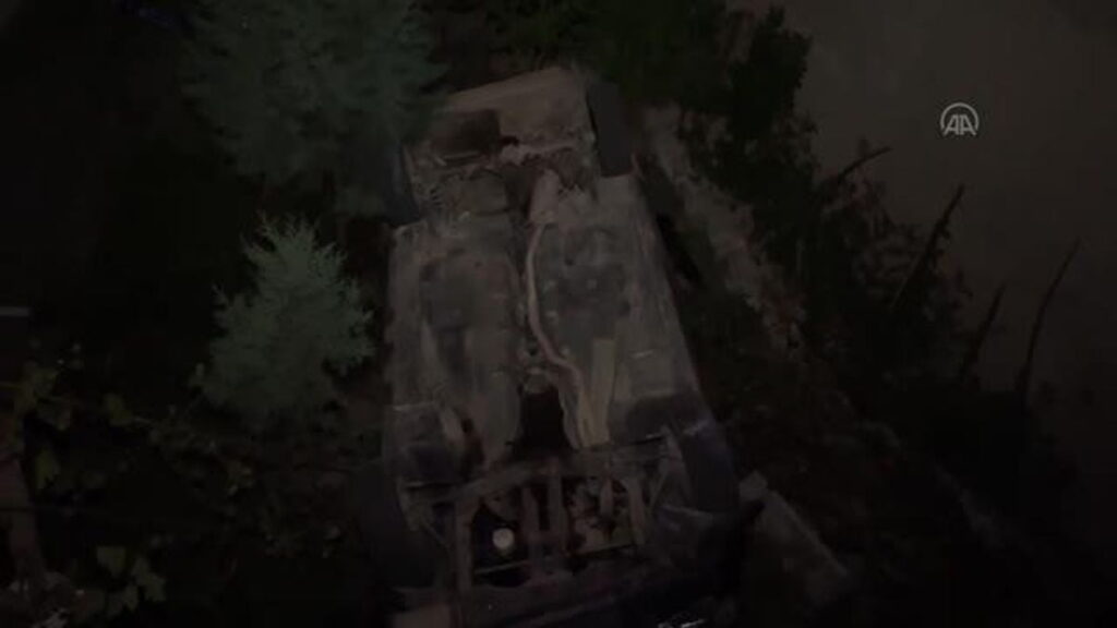 Otomobil apartmanın bahçesine devrildi