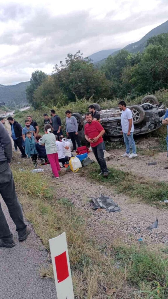 Takla atan otomobildeki 5 kişi yaralandı