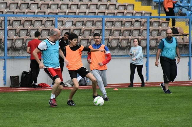 Babalar ve oğulları futbol müsabakasında