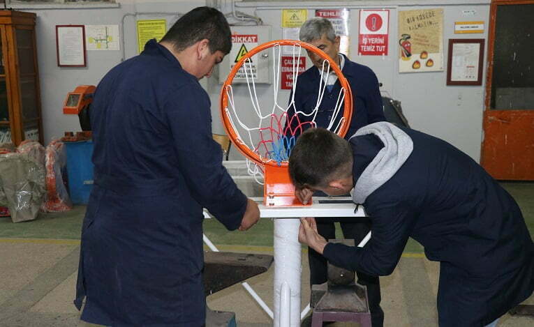 Okulların tenis masası ve basketbol potası meslek liselilerden