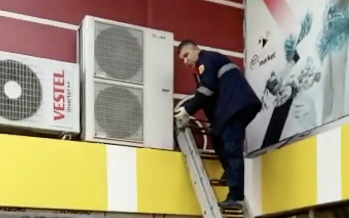 Klima ile duvar arasında sıkışan kedi kurtarıldı