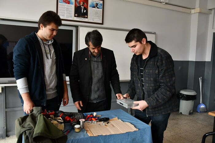 Arızalanan akıllı tahtalar meslek liseli öğrencilere emanet