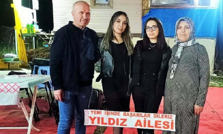 Kızları avukat olan gururlu aile bu gururu kutlamayla taçlandırdı