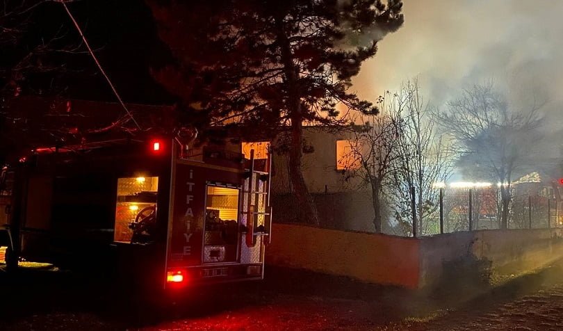 Yanan ev kullanılamaz hale geldi