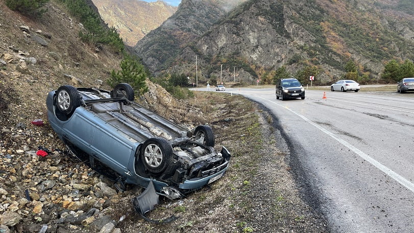 Kontrolden çıkarak yol kenarına devrildi