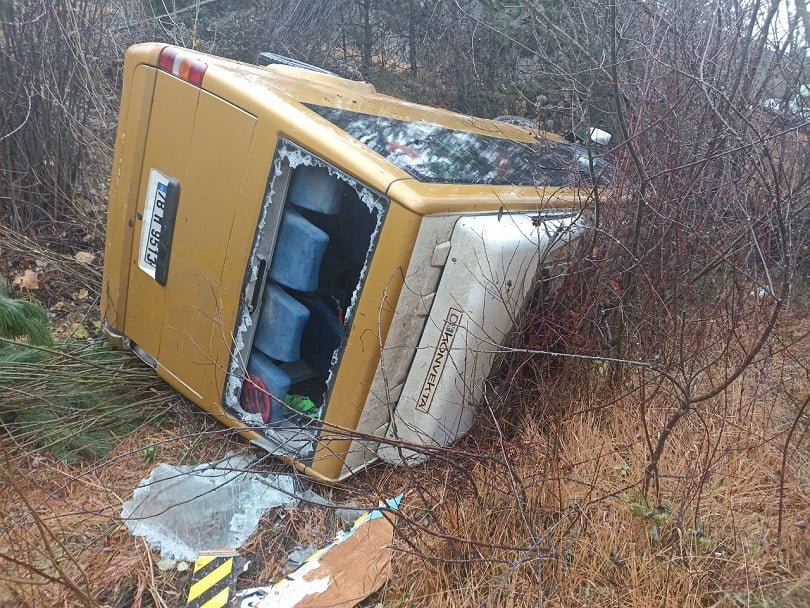 Devrilen yolcu minibüsündeki 5 yolcu yaralandı