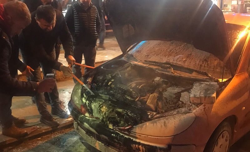 Park halindeyken yanan otomobilde hasar oluştu