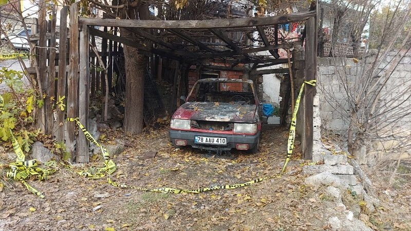 Garaja park etti, bir süre sonra yandı