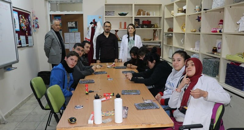 Özel öğrenciler atık malzemeleri hediyelik eşyaya dönüştürüyor