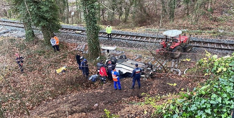 Üst geçitten demir yoluna düşen otomobilin sürücüsü hayatını kaybetti