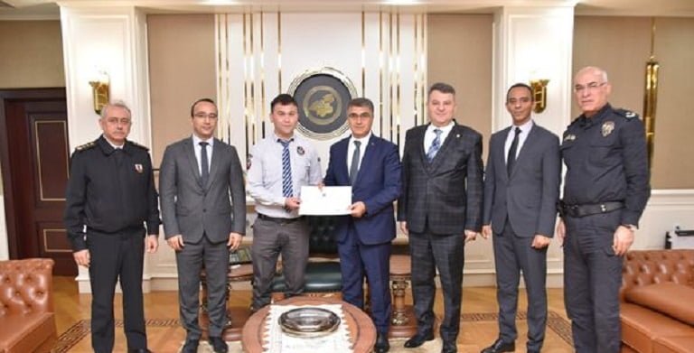 Gürel’den güvenlik görevlisine teşekkür belgesi