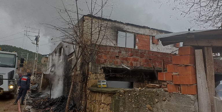 Yangında yaşlı kadın dumandan etkilendi