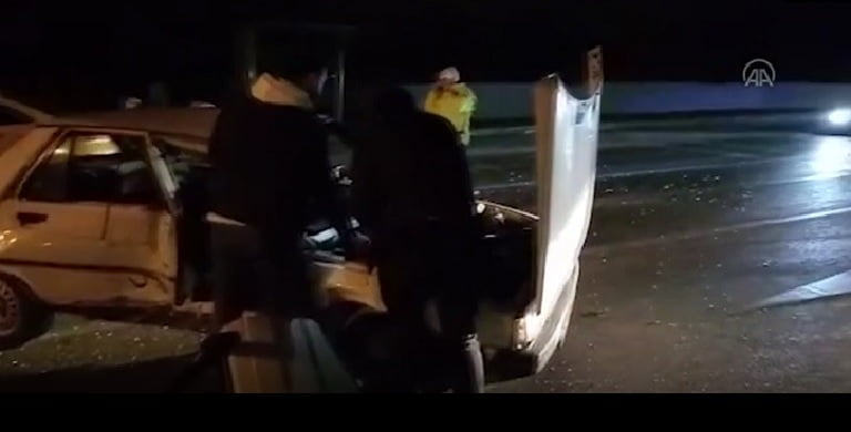 Bariyere çarpan otomobildeki 3 kişi yaralandı