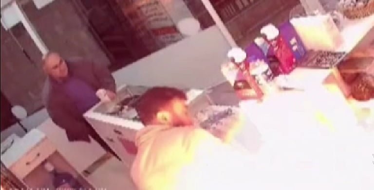 Cep telefonu bataryası patladı