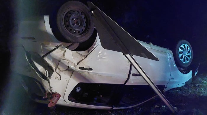 Devrilen otomobildeki 4 kişi yaralandı