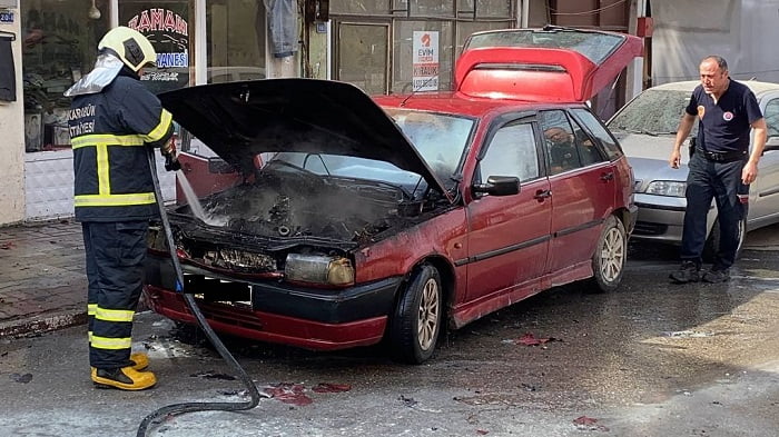 Park halindeki otomobilde çıkan yangın söndürüldü