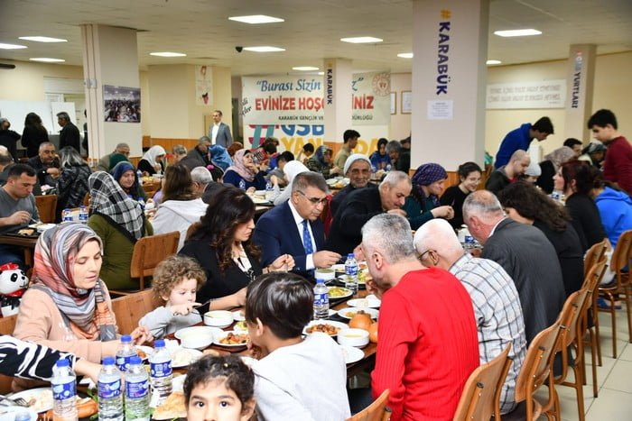 Karabük’te öğrenci yurdunda misafir edilen depremzedeler ilk iftarlarını yaptı