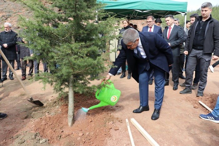 <strong>Karabük’te, 6 Şubat depremlerinde hayatını kaybedenlerin anısına 1100 fidan dikildi</strong>