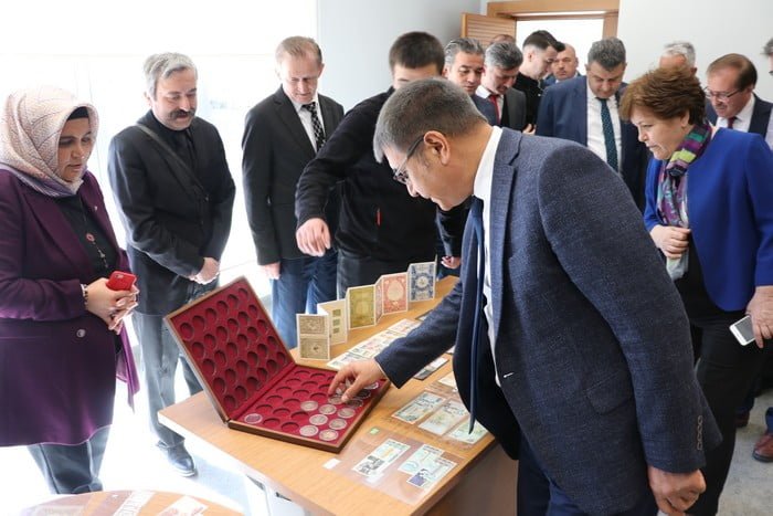 Karabük’te lise öğrencisi, 80 ülkenin parasını topladığı koleksiyonunu sergiledi