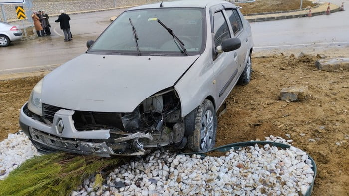 Karabük’te refüje çıkan otomobildeki 2 kişi yaralandı