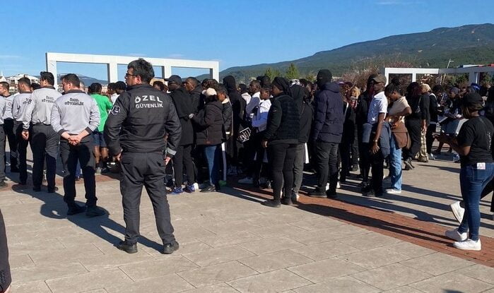 Cesedi bulunan Gabonlu KBÜ öğrencisi için arkadaşları rektörlük önünde