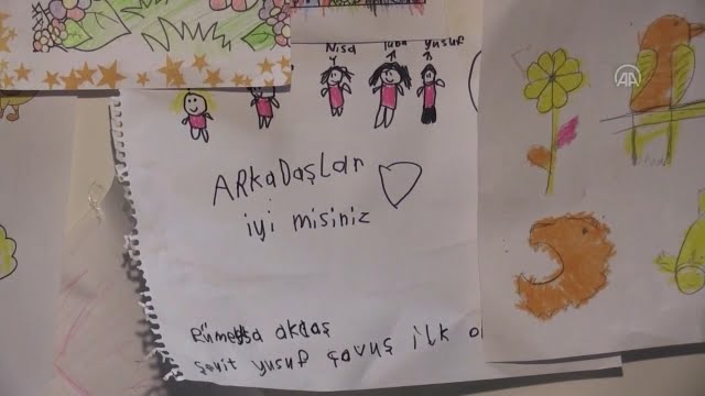 Depremzede çocukların eserleri hastanenin duvarında sergileniyor