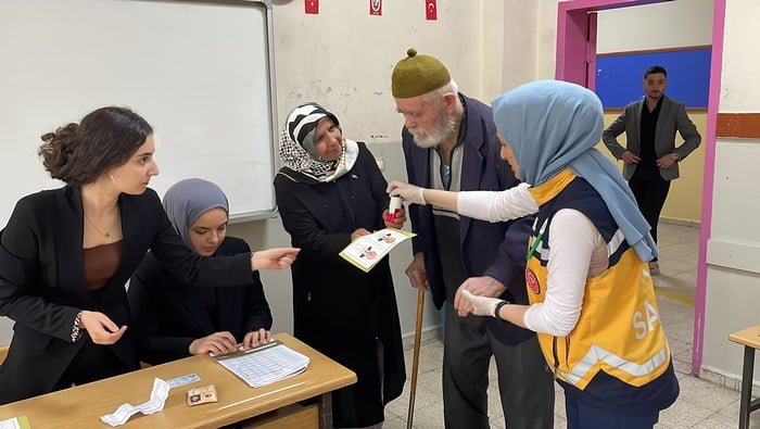 Engelli ve hasta seçmenler sandıklara götürüldü