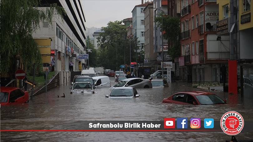 Başkentte sağanak nedeniyle vatandaşlar sürüklenen araçlarda mahsur kaldı