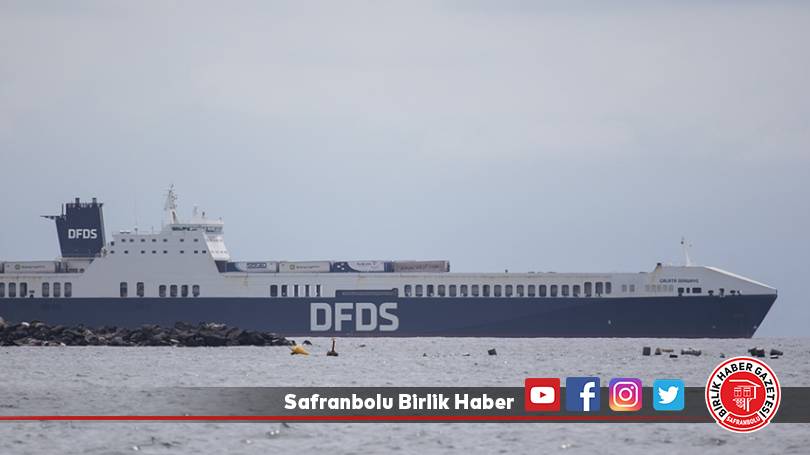 Düzensiz göçmenlerin alıkoyma girişimi üzerine operasyonla kurtarılan Türk gemisi yoluna devam ediyor