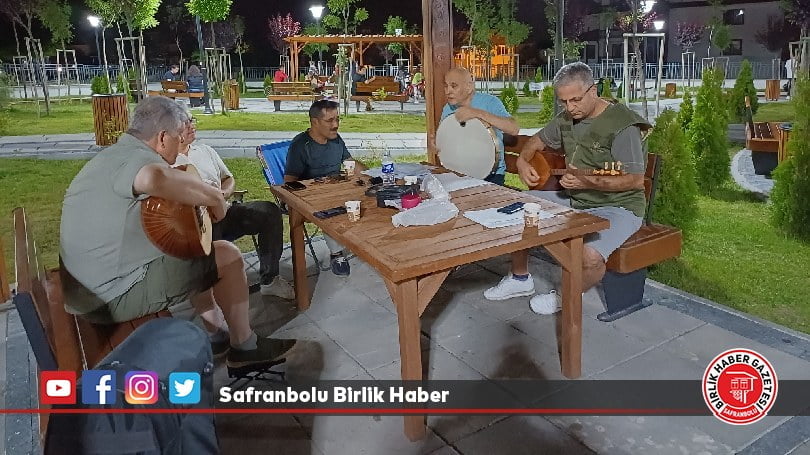 Sıcak havalardan bunalan vatandaş soluğu parklarda alıyor.