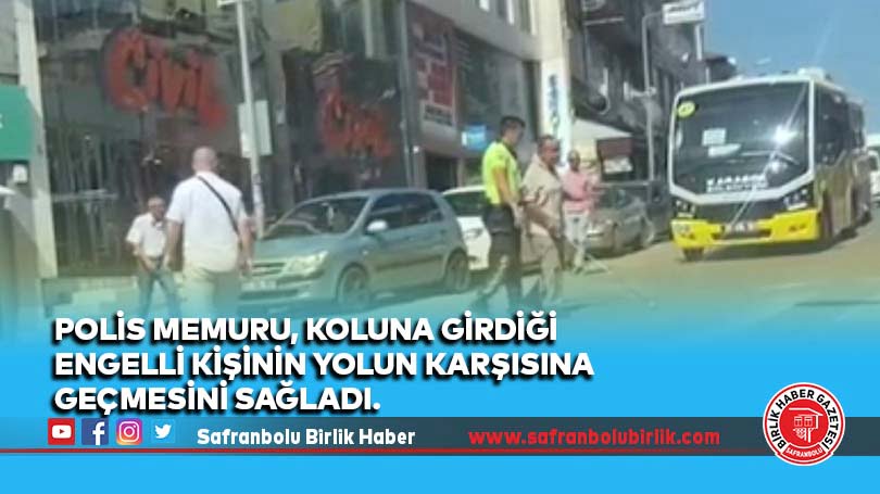 Engelli bireyin yolun karşısına geçmesine polis yardımcı oldu