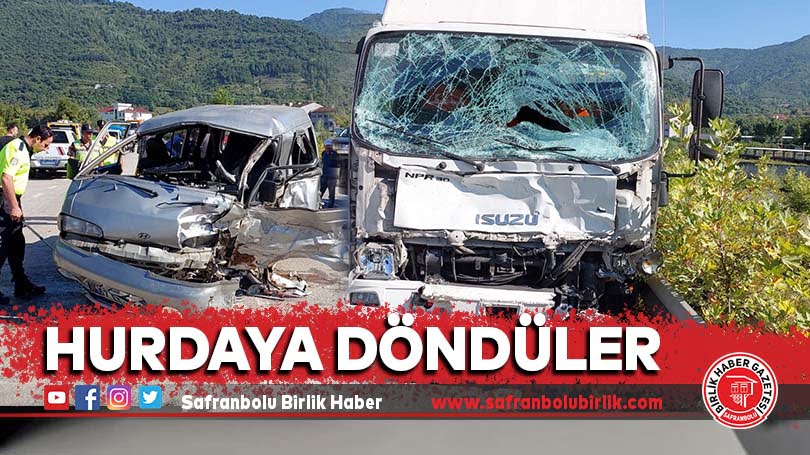 kamyonet ile hafif ticari aracın çarpıştığı kazada 4 kişi yaralandı