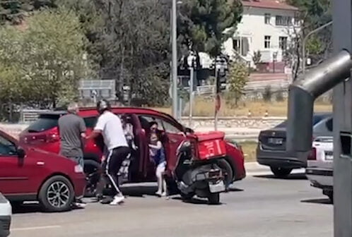 Akan trafikte “yol verme” anlaşmasızlığı