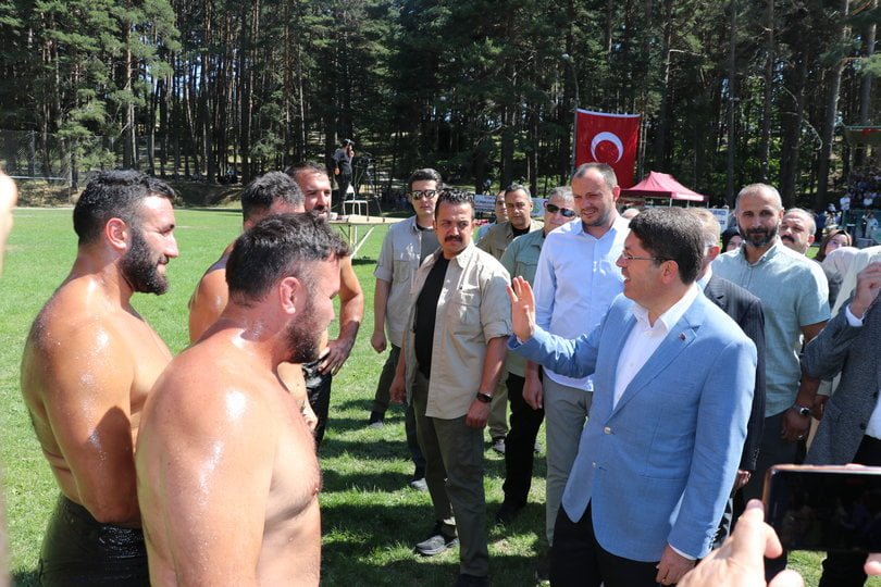 Bakan Tunç, Gerede 72. Esentepe Yağlı Güreşleri’ne katıldı: