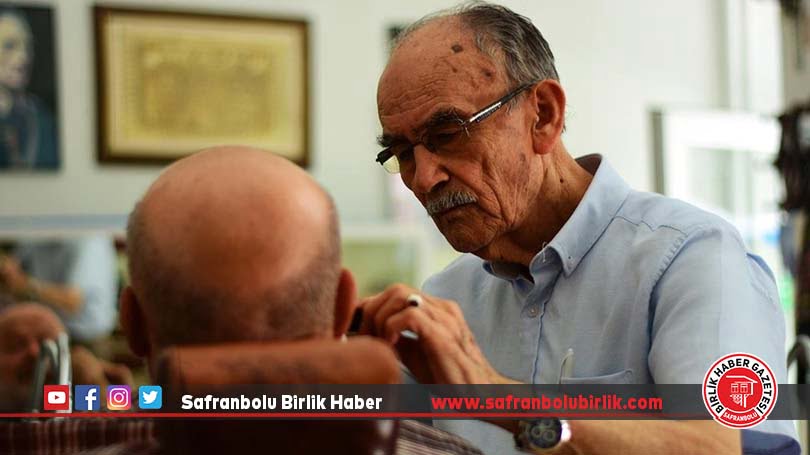 Çırak olarak başladığı berberliği 66 yıldır sürdürüyor