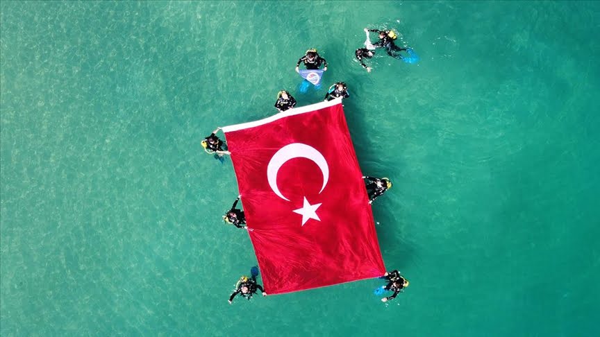 Dalgıçlar Van Gölü’nde Türk bayrağı açtı