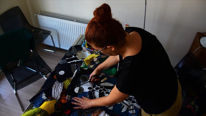 Eskişehirli sanatçı atıkları dönüştürerek yaptığı “kumaş böceklerle” doğadaki tahribata dikkati çekiyor