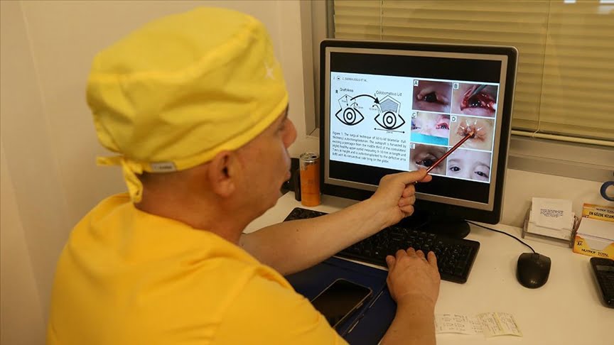 “Kapaktan kapağa nakil” ile göz kapağı açıklığını tedavi ediyor