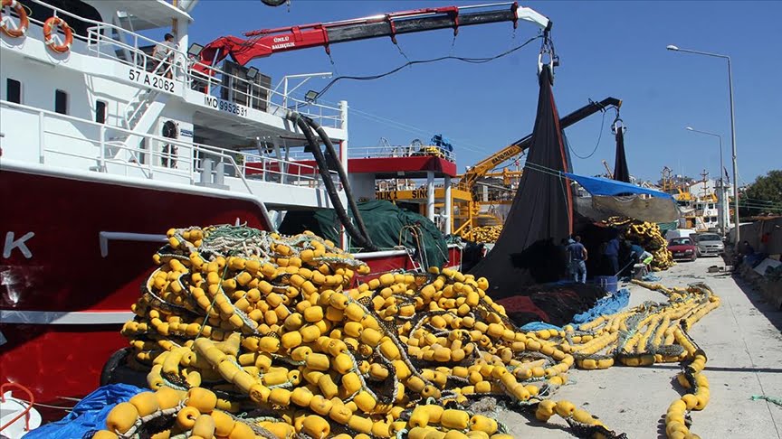 Sinop’ta balıkçılar ağlarını Karadeniz’e bırakmak için gün sayıyor