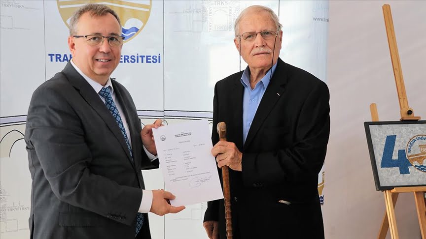 Arkeoloji bölümünü kazanan Edirneli “filozof hurdacı”nın kaydını Rektör Tabakoğlu yaptı