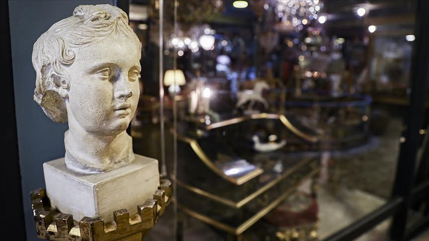 Horhor Antikacılar Çarşısı’nda üç kuşak bir arada antikacılık yapıyor