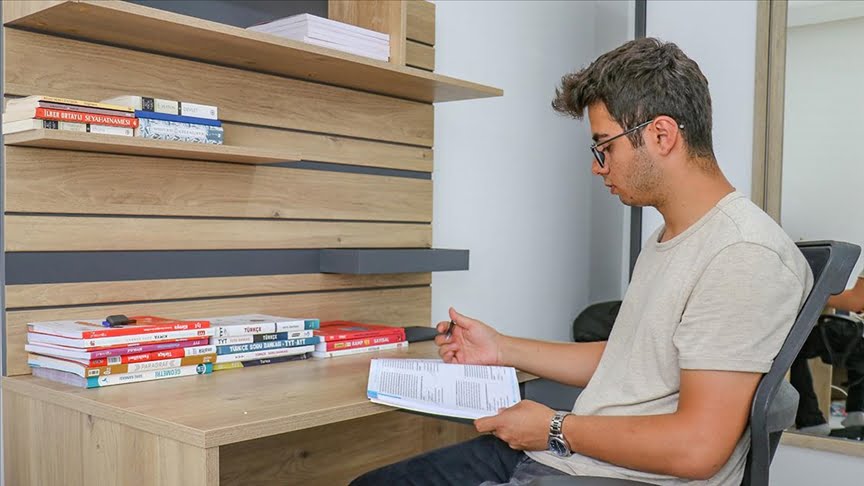 Depremde babası, dedesi ve ninesini kaybeden öğrenci, tıp fakültesini kazandı