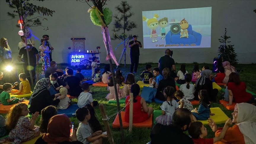 Etlik Şehir Hastanesi’nde tedavi gören minikler, açık hava sinema etkinliğinde buluştu