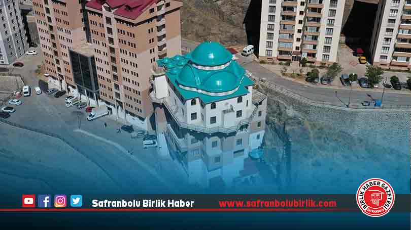 Gümüşhane’de 5 katlı binanın üzerine yapılan cami tamamlanma aşamasına geldi