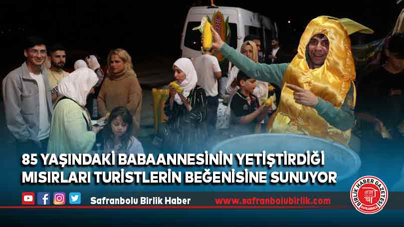 85 yaşındaki babaannesinin yetiştirdiği mısırları turistlerin beğenisine sunuyor