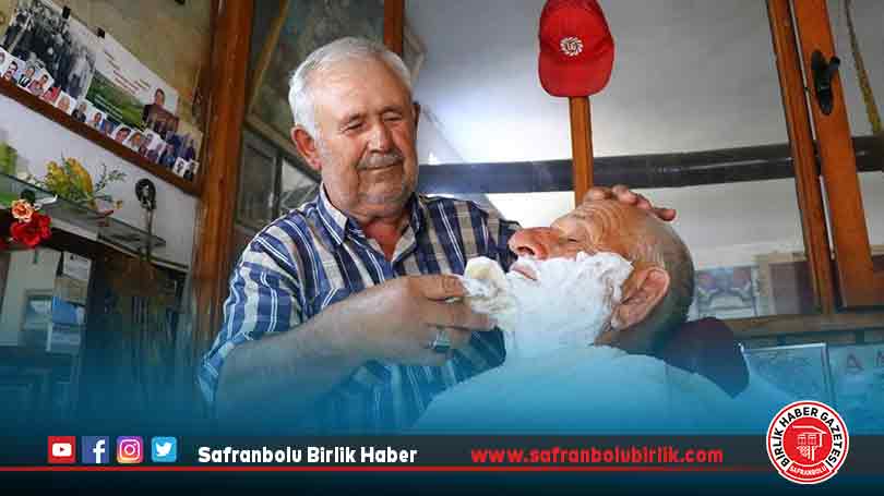 “Dilsiz berber”i müşterilerinin fotoğraflarını yarım asrı aşkın zamandır sergiliyor