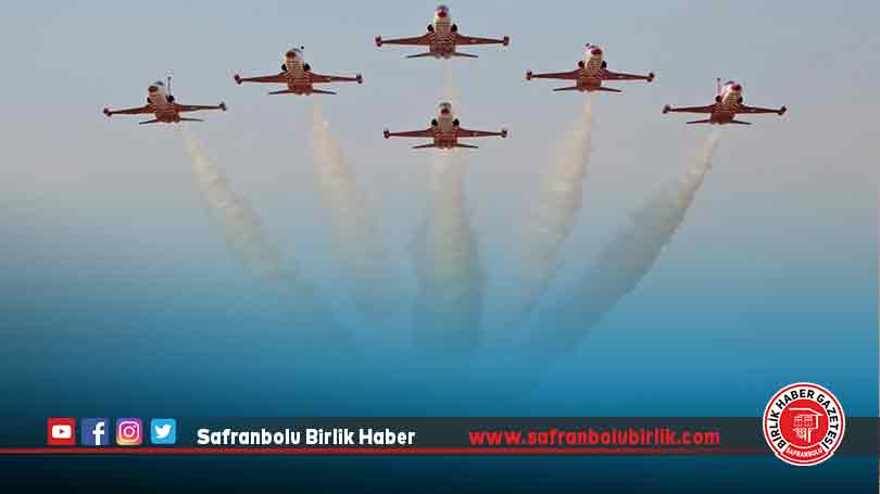 HÜRJET, Türk Yıldızları ile tarihi uçuşa imza attı